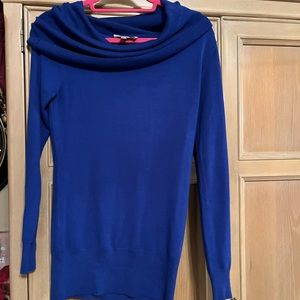 The sweather is a beautiful Royal Blue. Medium by philosophy. Looks great on.